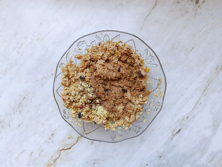 Ingredientes adicionados e incorporados na tigela.