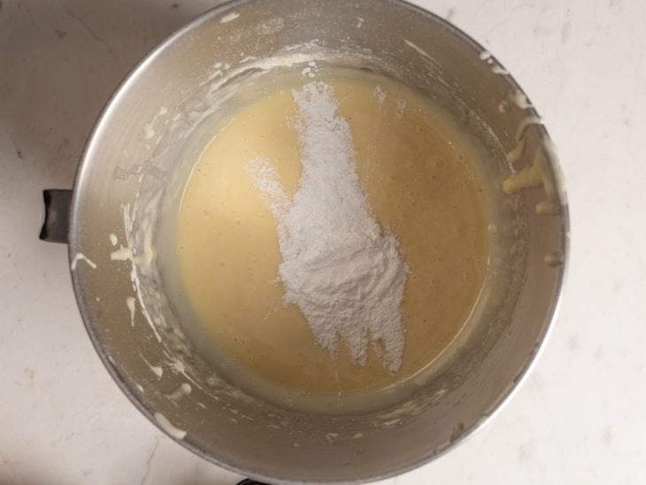 Uma tigela com os ingredientes da massa.