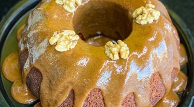 Bolo de nozes com calda de caramelo salgado