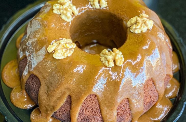 Bolo de nozes com calda de caramelo salgado