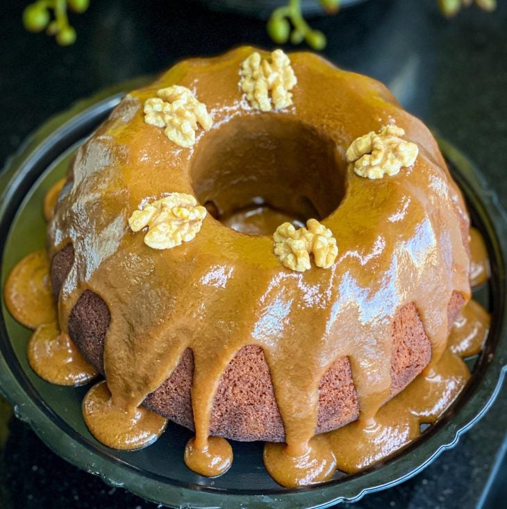 Bolo de nozes com calda de caramelo salgado