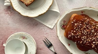 Bolo de nozes com cobertura de doce de leite