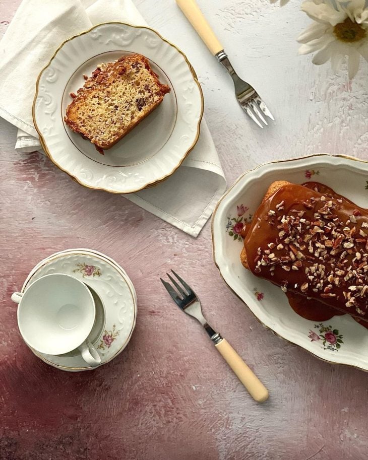 Bolo de nozes com cobertura de doce de leite