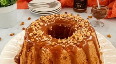 Bolo de nozes com doce de leite