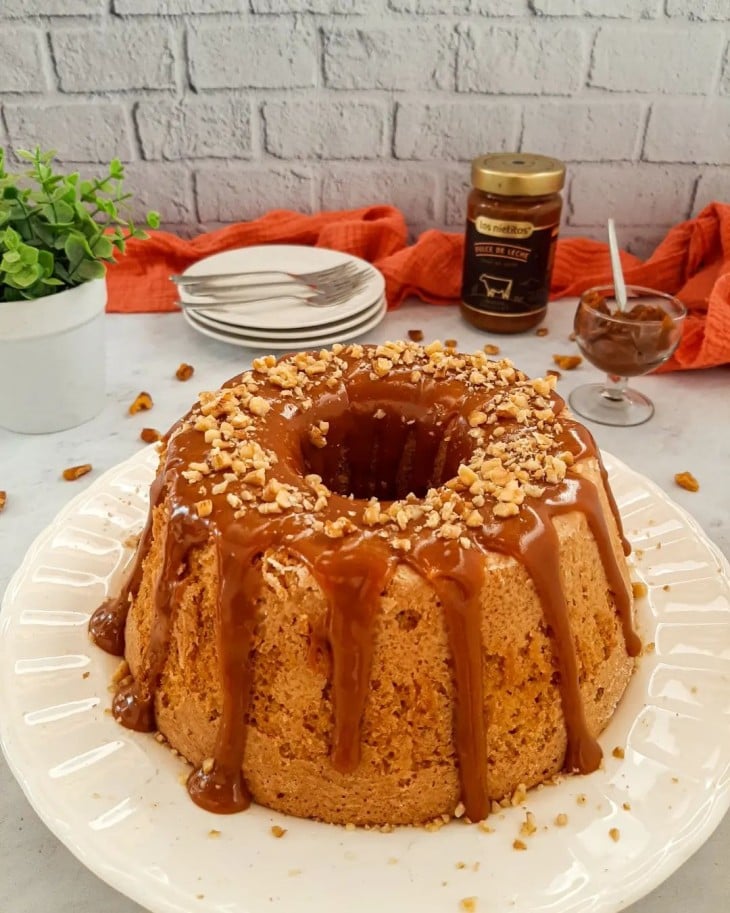 Bolo de nozes com doce de leite