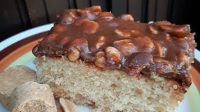 Bolo de paçoca com cobertura de pé de moça