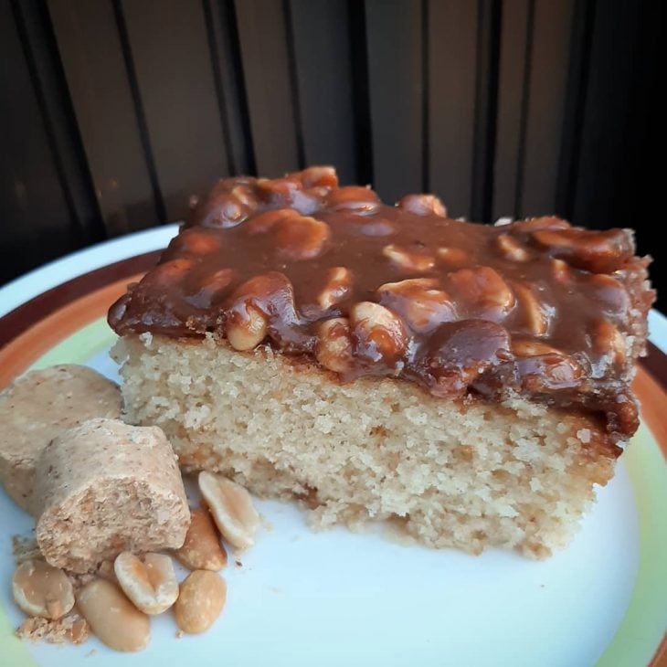 Bolo de paçoca com cobertura de pé de moça