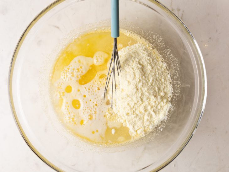água, óleo e leite em pó que compõem a massa de bolo de paçoca adicionados.