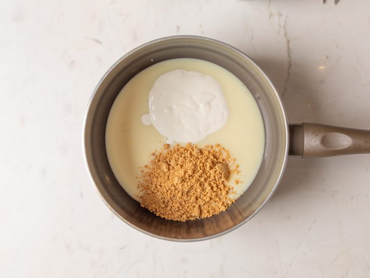 cobertura de paçoca para bolo com leite condensado, creme de leite e paçoca.