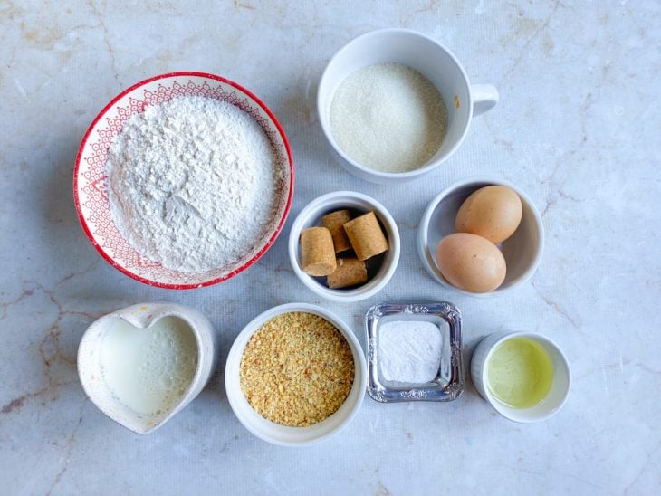 Ingredientes para a receita reunidos em uma bancada.