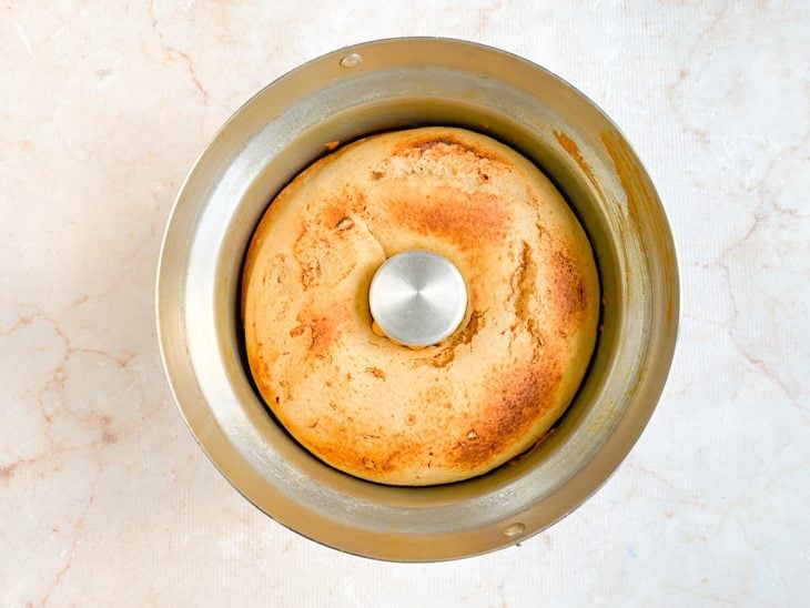 Bolo de paçoca assado na forma.