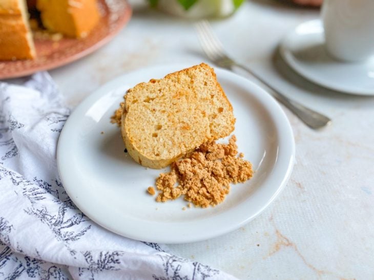 Fatia de bolo de paçoca servida em um prato individual.