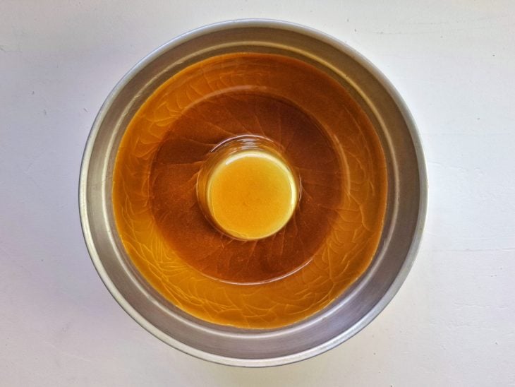 forma de pudim com calda de açúcar