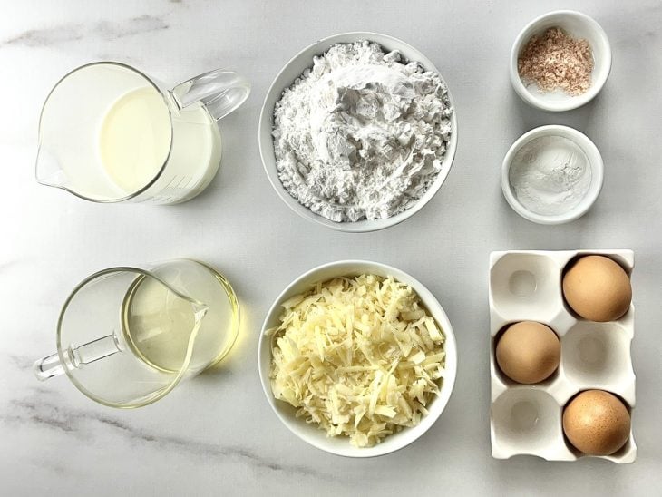 Uma bancada com os ingredientes separados.