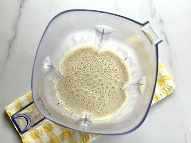Um liquidificador contendo a mistura de leite, ovos, óleo, polvilho doce e sal.