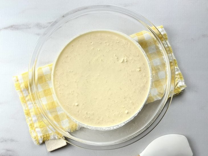 Um liquidificador contendo a mistura de leite, ovos, óleo, polvilho doce, sal e queijo ralado.