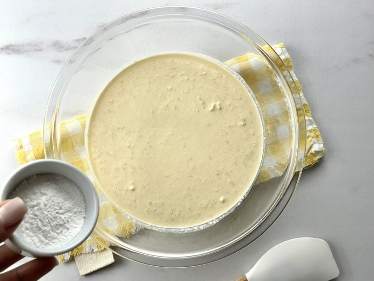 Um liquidificador contendo a mistura de leite, ovos, óleo, polvilho doce, sal, queijo ralado e fermento.