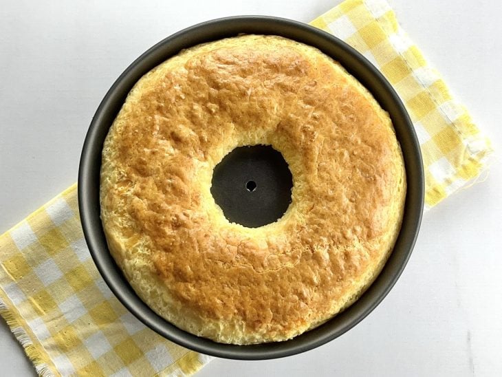 Uma forma contendo bolo de pão de queijo.