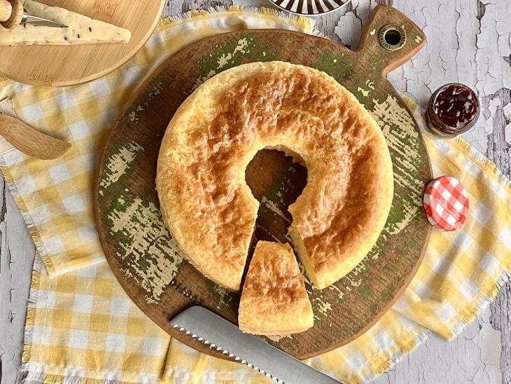 Um recipiente contendo bolo de pão de queijo.