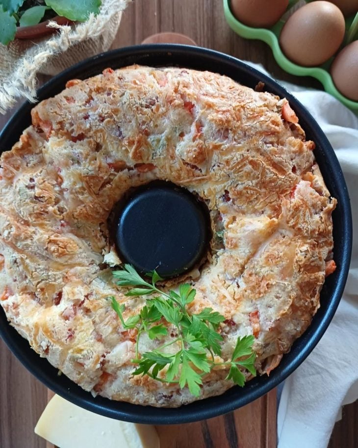 Bolo de pão de queijo com calabresa