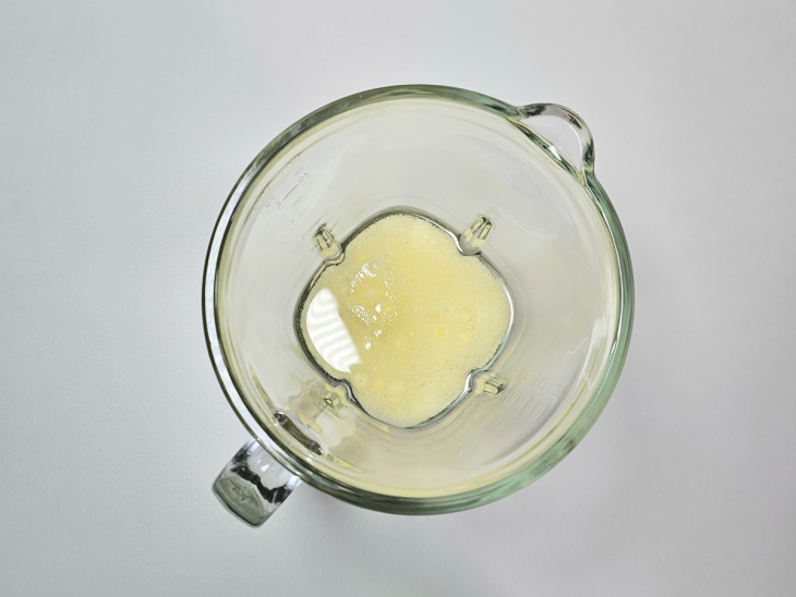 Ingredientes batidos no liquidificador.