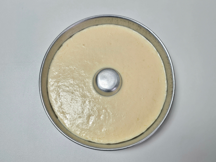 Mistura na forma untada.