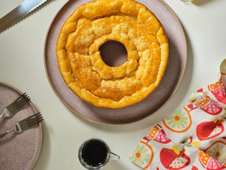 Bolo de pão de queijo com tapioca servido.