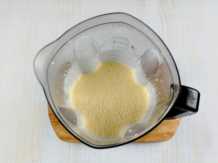 No liquidificador estão adicionados os ovos, o óleo, o leite, o sal e o queijo ralado.