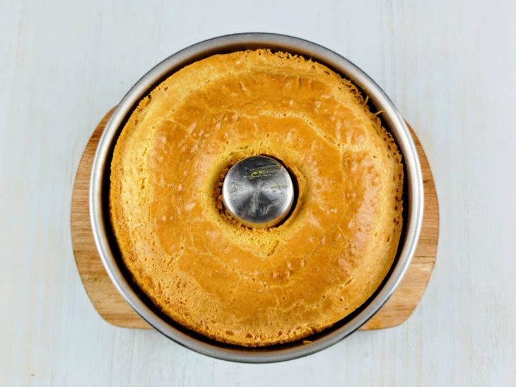 Bolo dourado saído do forno.