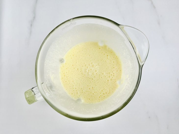 No liquidificador, os ovos, o leite, o óleo e o queijo parmesão ralado batidos.