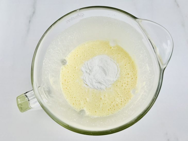 No liquidificador, o polvilho doce e o sal, depois o fermento químico.