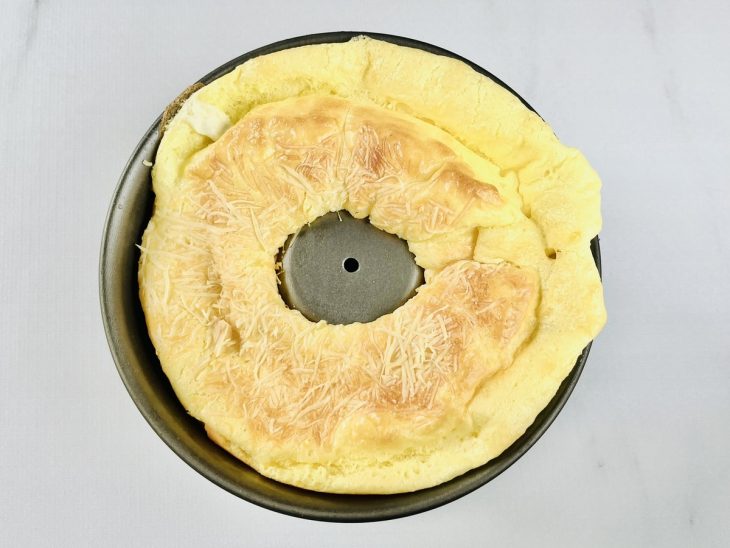 Após os 30 minutos de forno, o bolo já assado.
