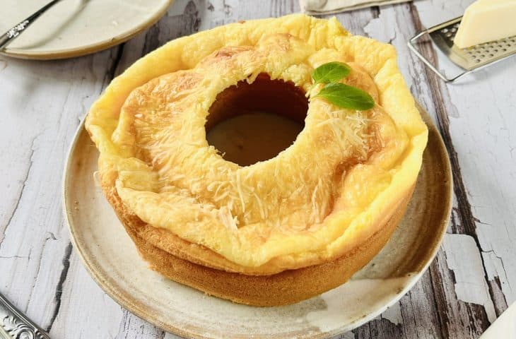 Bolo pão de queijo recheado com requeijão