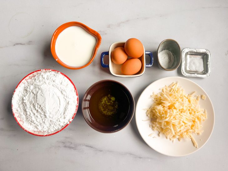 Ingredientes separados sobre a bancada.