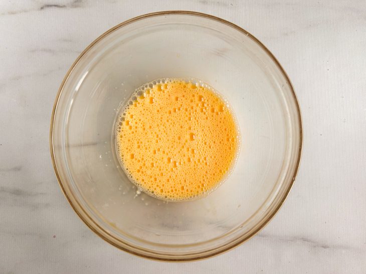 Ovos batidos na tigela.