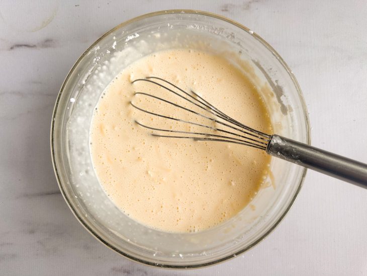 Queijo ralado adicionado à mistura.