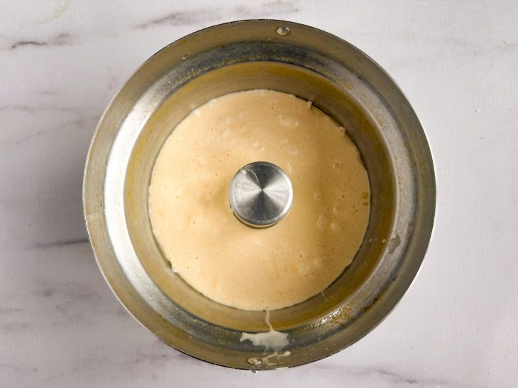 Massa espalhada pela forma untada.