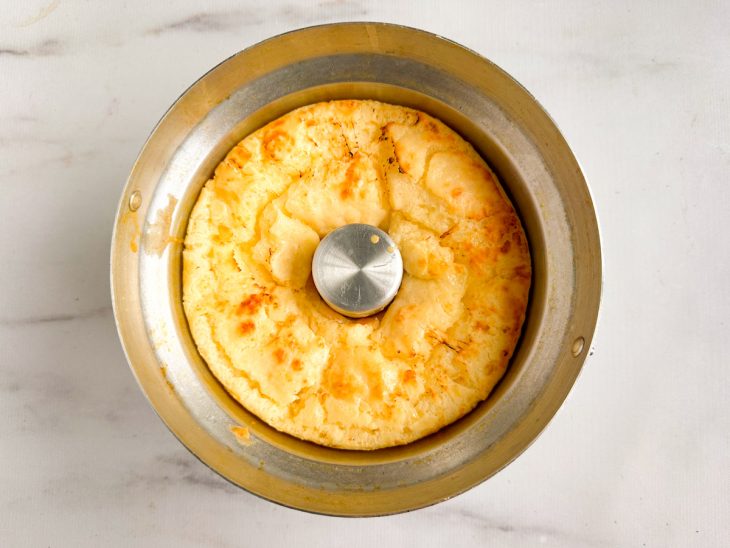 Bolo pronto na forma.