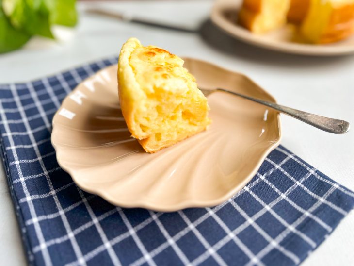 Bolo de pão de queijo simples servido.