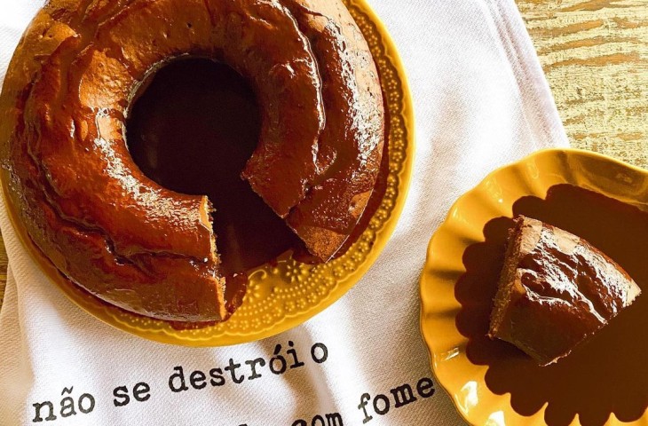 Bolo de pasta de amendoim e cacau