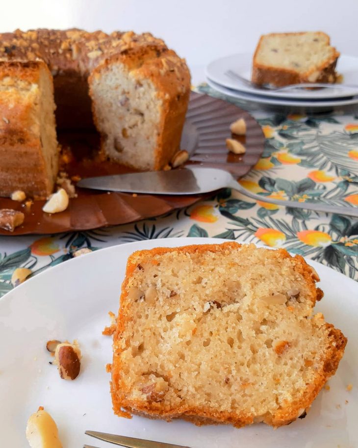 Bolo de pera com castanha-do-Pará⁣