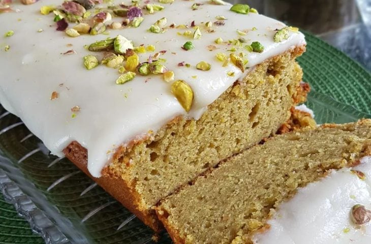 Bolo de pistache com abacate e limão