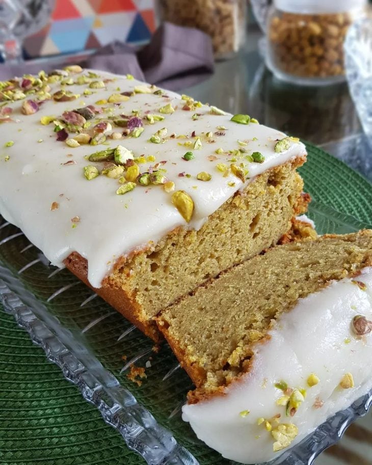 Bolo de pistache com abacate e limão