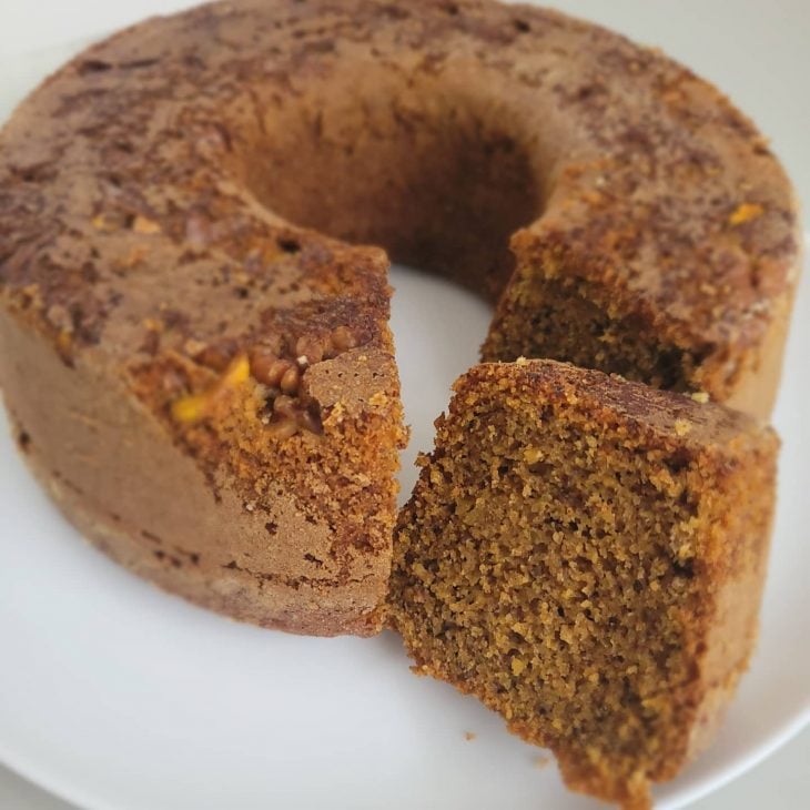 Bolo de pistache com nozes e canela