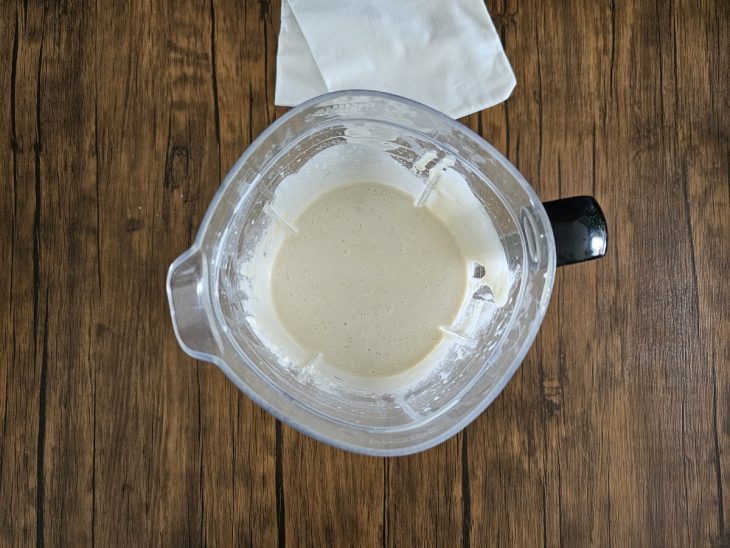 Um liquidificador com a massa batida do bolo de polvilho.