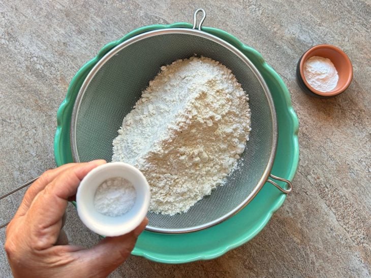 Ingredientes secos misturados em uma tigela.