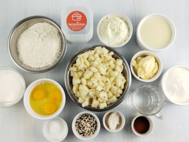 Ingredientes reunidos numa bancada para o preparo do bolo de pote de abacaxi.