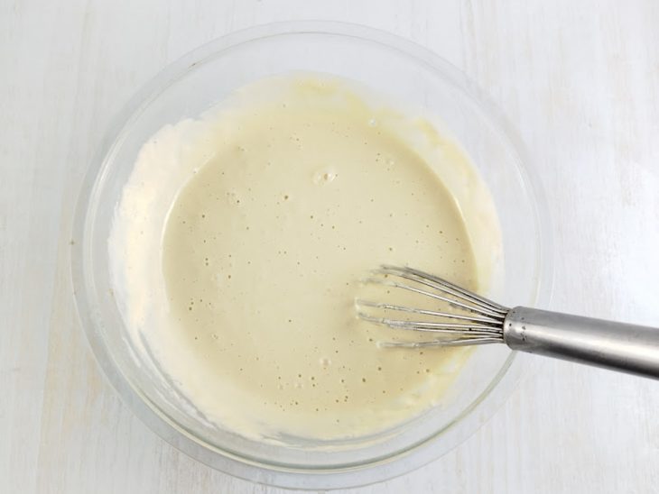 Farinha peneirada incorporada na tigela.