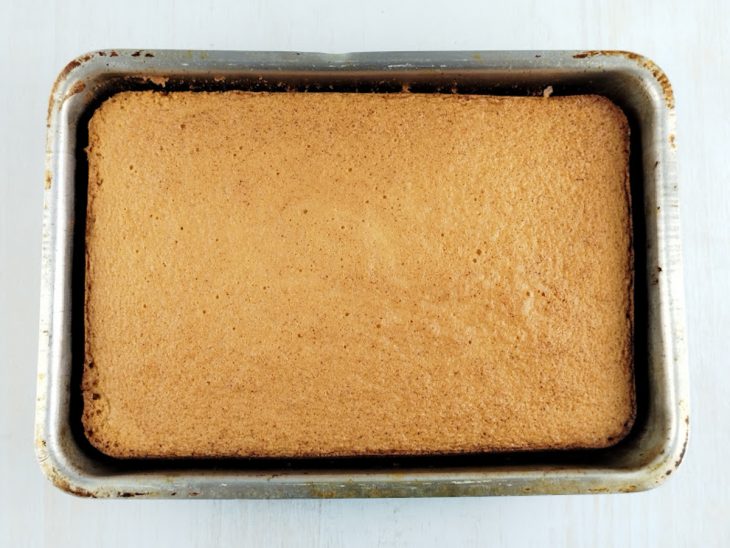 Massa assada na forma.