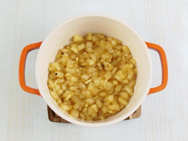 Abacaxi e açúcar colocados numa panela.